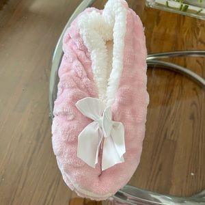 Ladies size small pink Sherpa Slippers